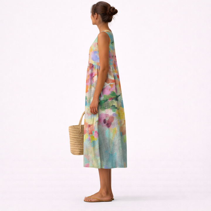 Abito estivo smanicato con stampa acquerello colorata. Vestito midi fluido donna, per un look primaverile chic.