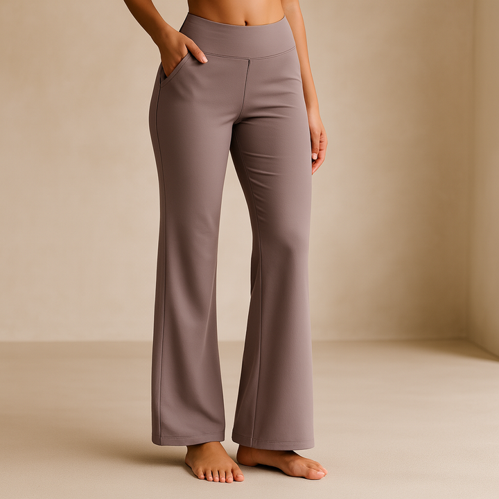 Donna che indossa pantaloni neri a vita alta elasticizzati, con tasche laterali, per un look comodo e alla moda.