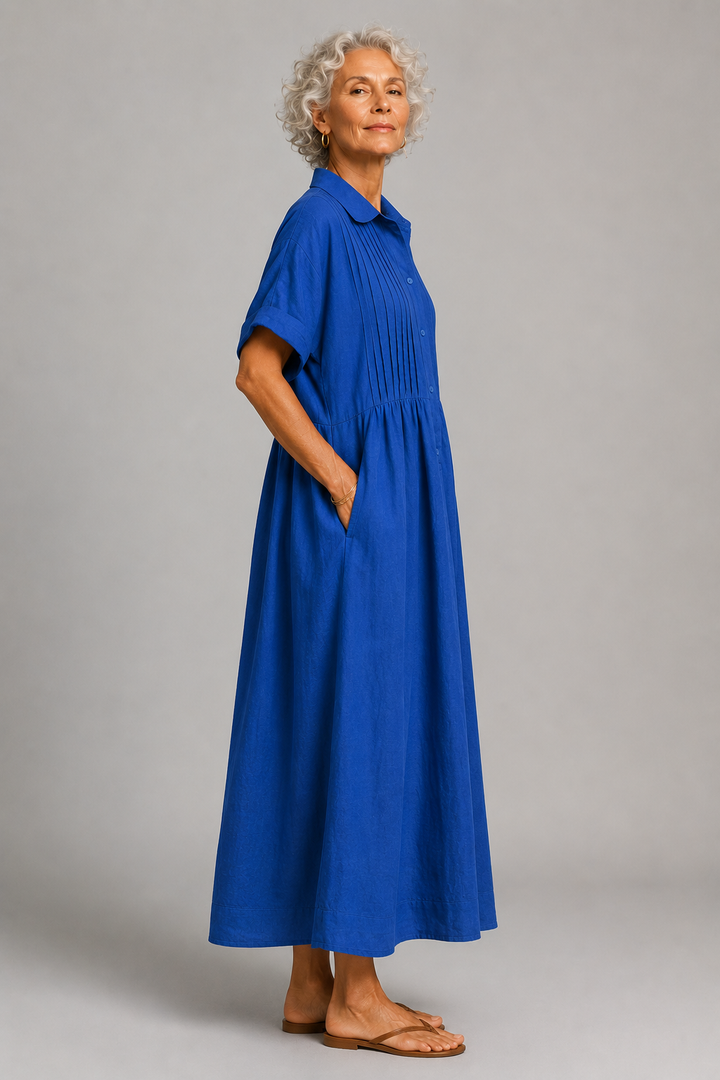 Abito da donna a maniche corte, stile fluido e leggero, che offre massima comodità ed eleganza per l'estate.