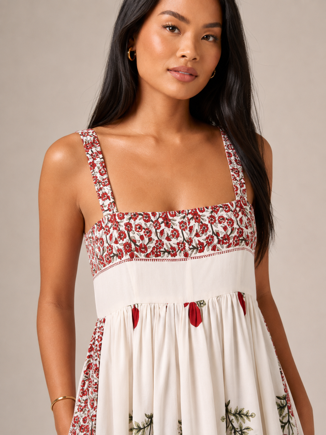 Abito maxi fluido da donna con spalline larghe, design boho elegante, perfetto per comfort estivo e vacanza.