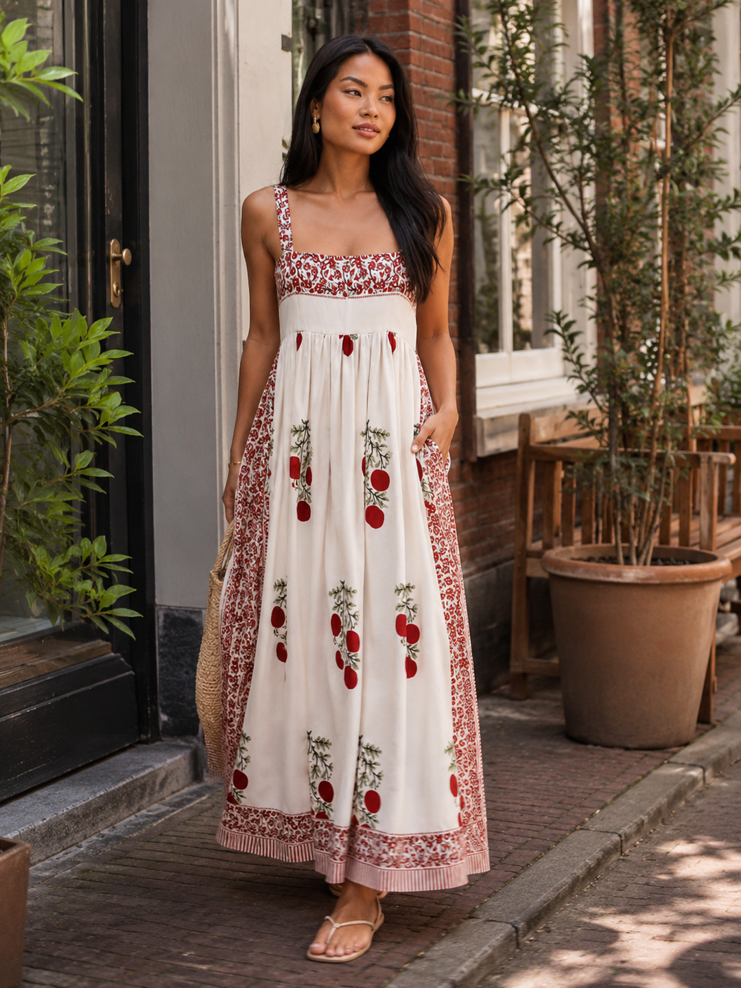 Elegante abito maxi estivo da donna, fluido e boho, con spalline larghe, perfetto per vacanze rilassanti.