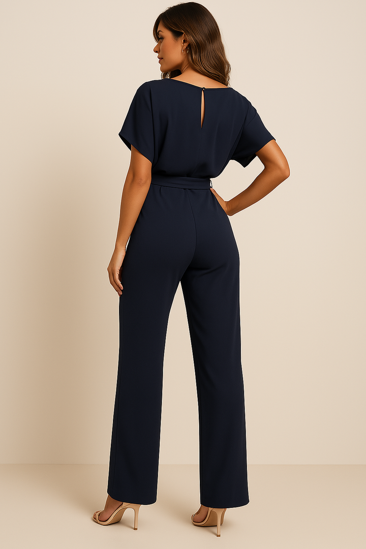 Abito tuta donna elegante con cintura, pantaloni larghi e maniche corte. Perfetta per la moda moderna.
