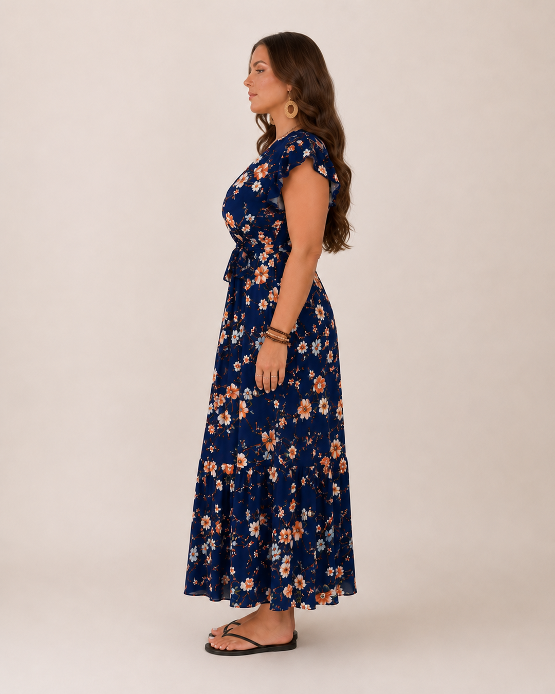 Abito estivo floreale da donna, design a portafoglio per valorizzare la silhouette femminile.
