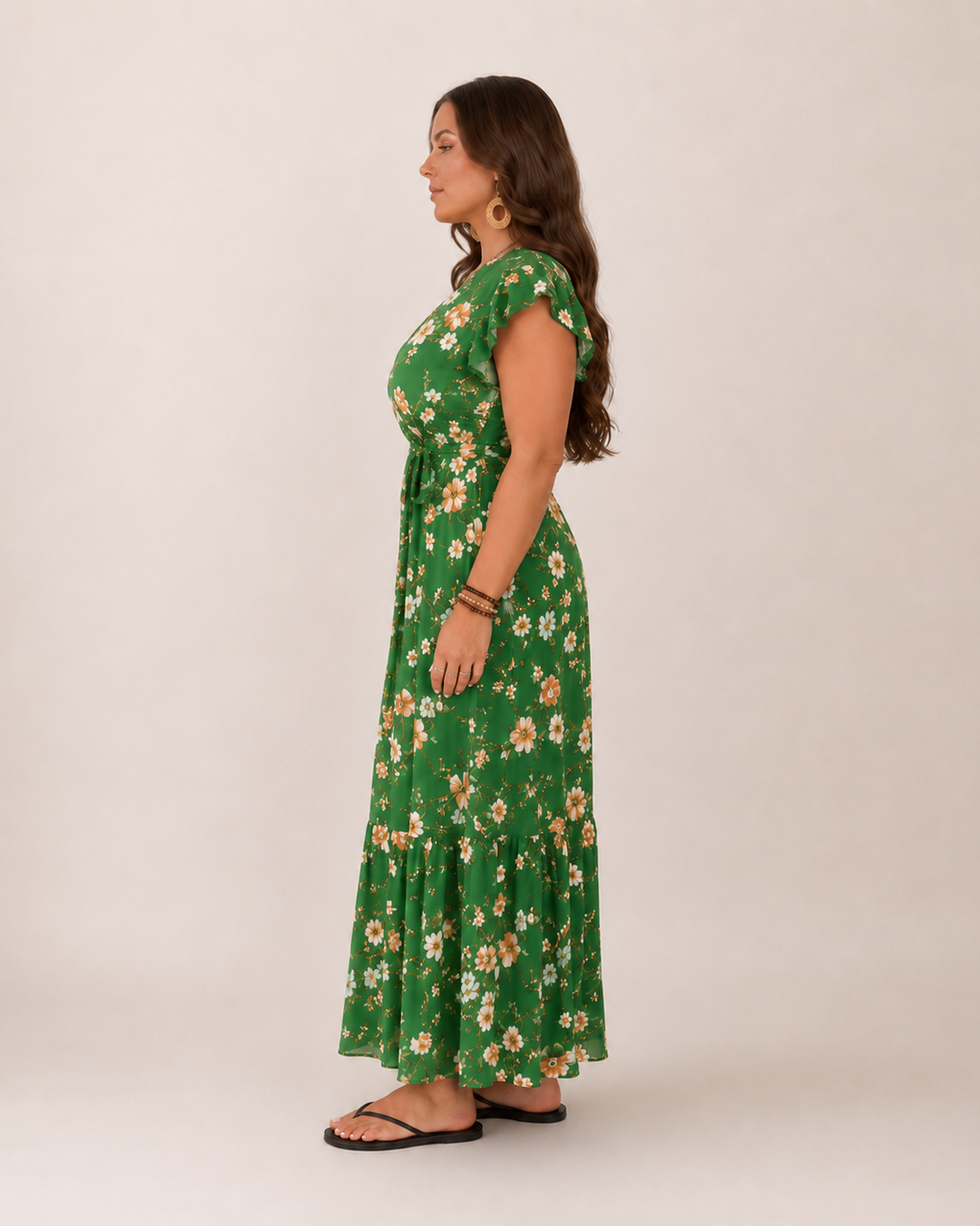 Abito casual elegante floreale a portafoglio, ideale per vacanze al mare o aperitivi estivi.