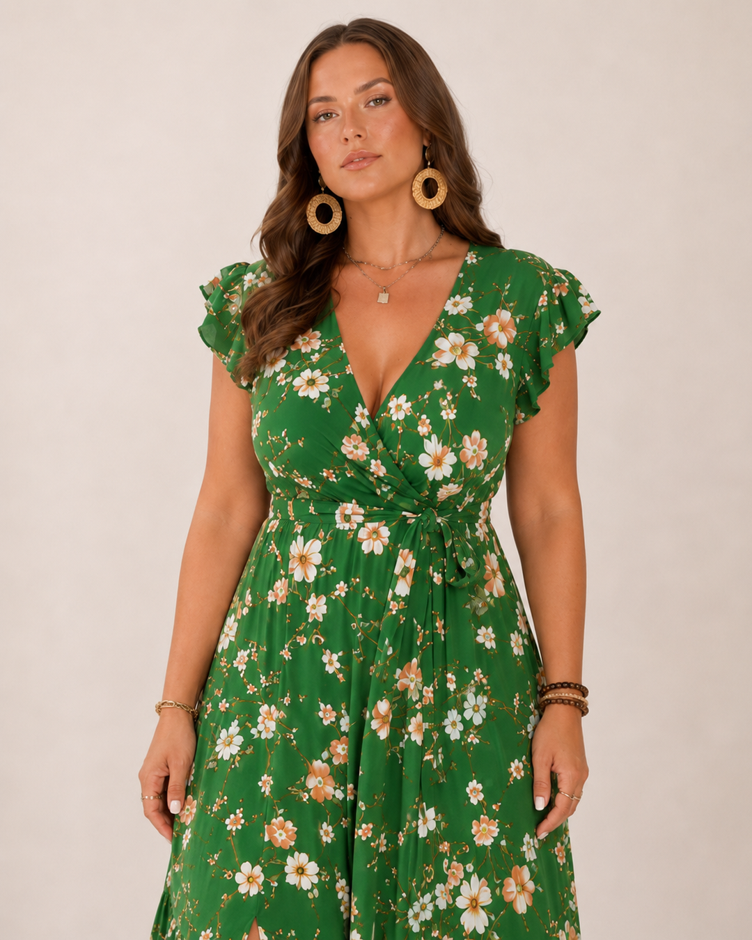 Abito donna lungo con fiori, stile a portafoglio, valorizza la figura. Perfetto per l'estate.