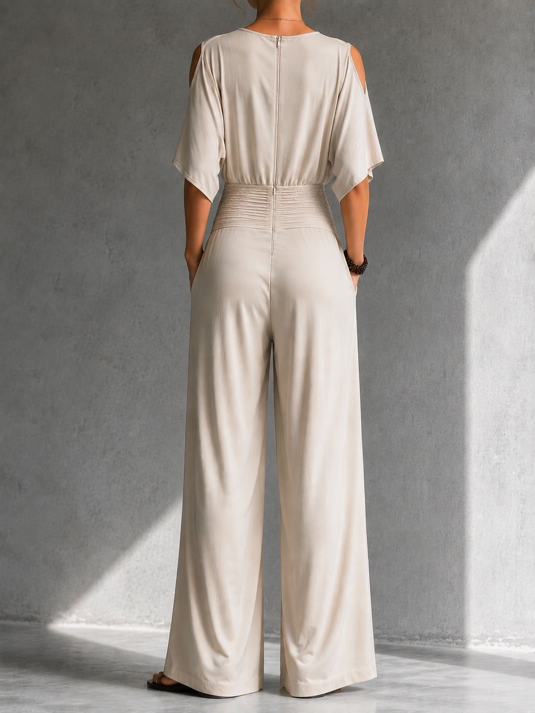 Jumpsuit donna elegante con scollo a V incrociato e pantalone a gamba larga, per un look raffinato.