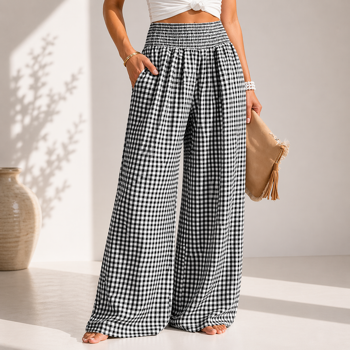 Modella con pantaloni donna a vita alta, gamba larga e quadretti, per un comfort casual chic. Moda primavera estate.