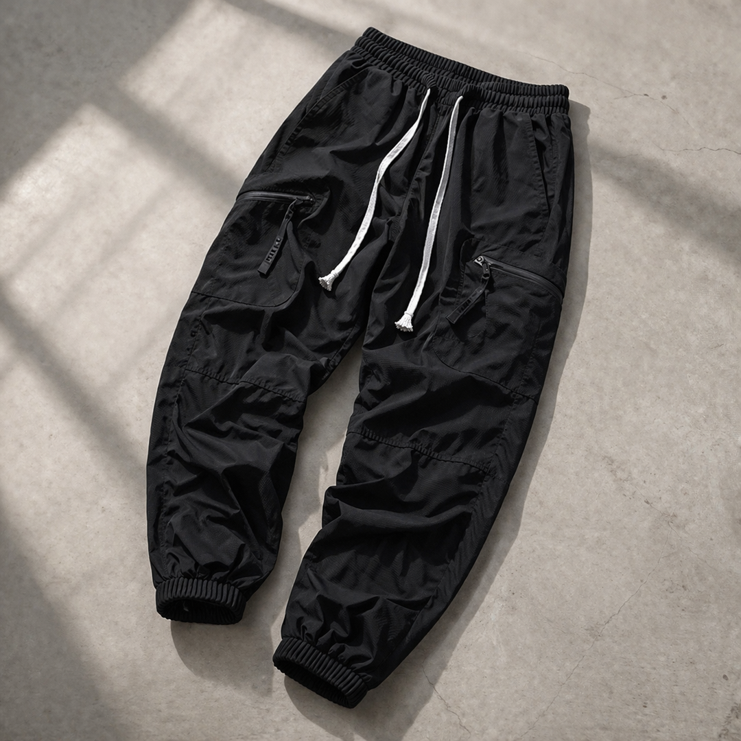 Pantaloni cargo jogger uomo neri, stile casual e comodo per comfort quotidiano. Tasche laterali pratiche.