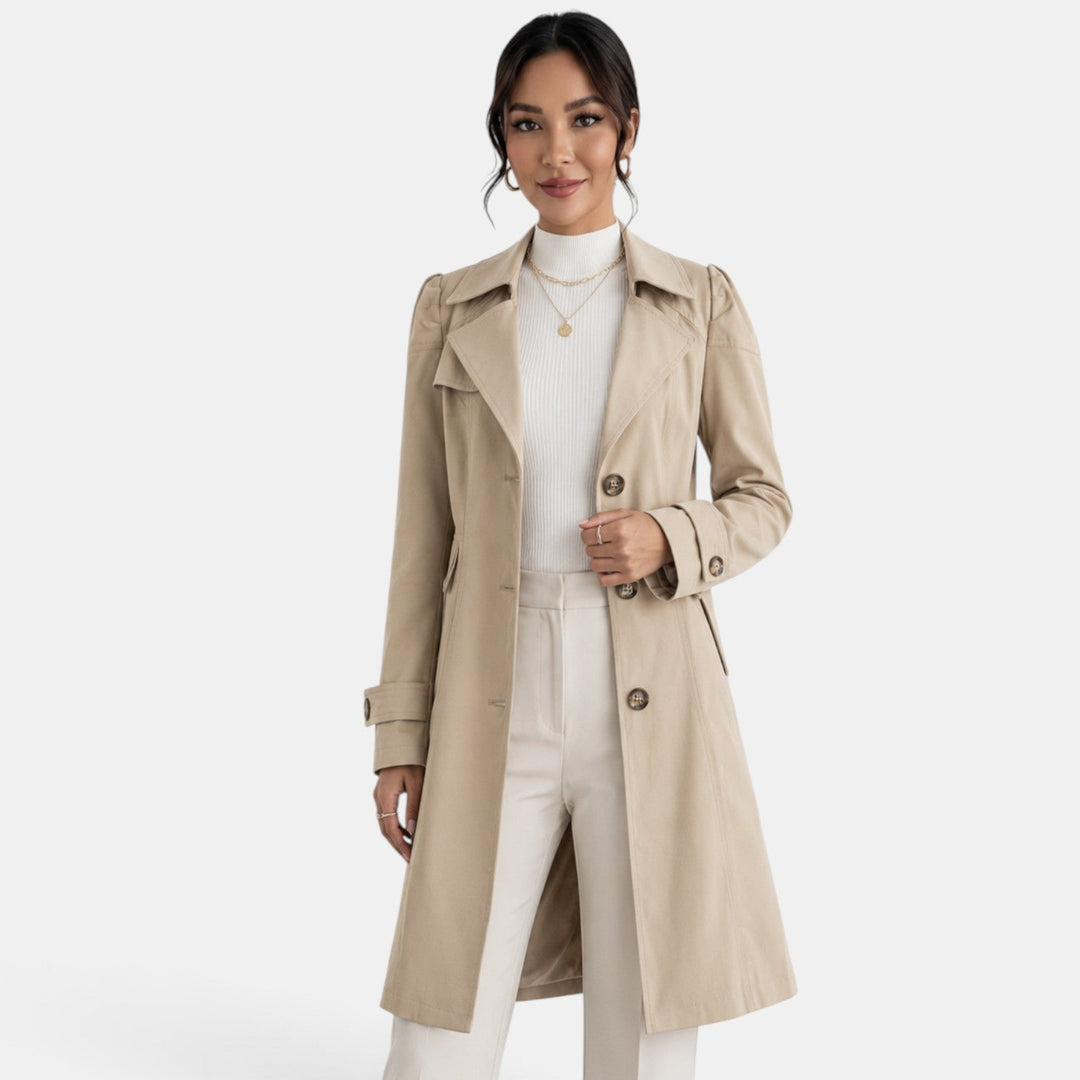 Trench donna frontale, capospalla elegante e classico con cintura in vita, ideale per uno stile femminile e professionale.