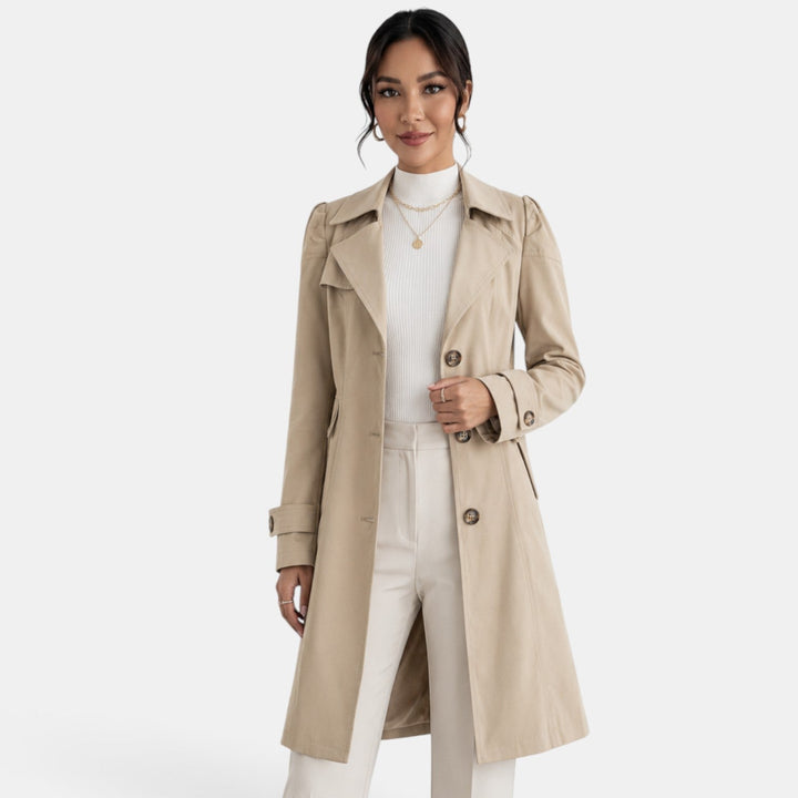 Trench donna frontale, capospalla elegante e classico con cintura in vita, ideale per uno stile femminile e professionale.