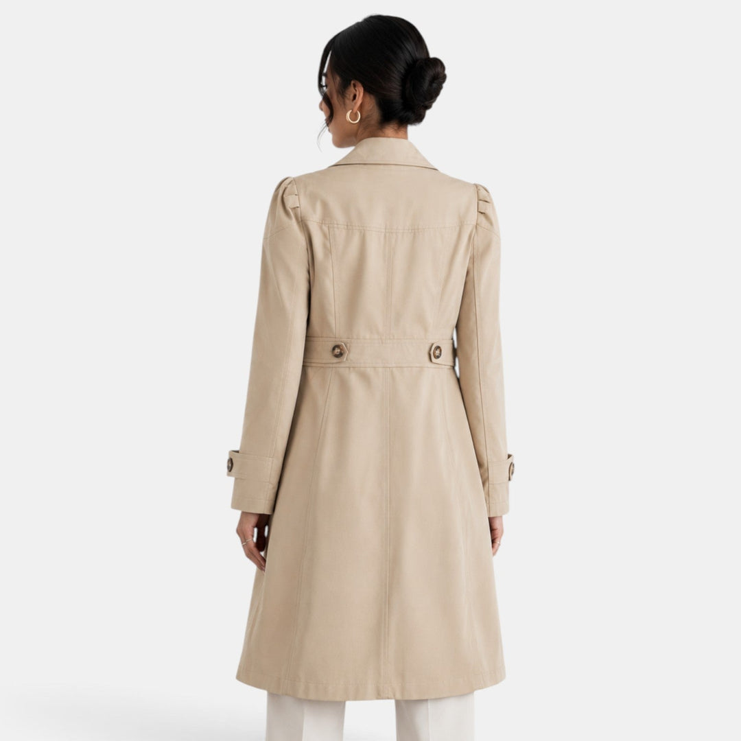 Trench donna con dettagli raffinati: cintura, bottoni e collo classico. Capospalla elegante per la mezzastagione femminile.