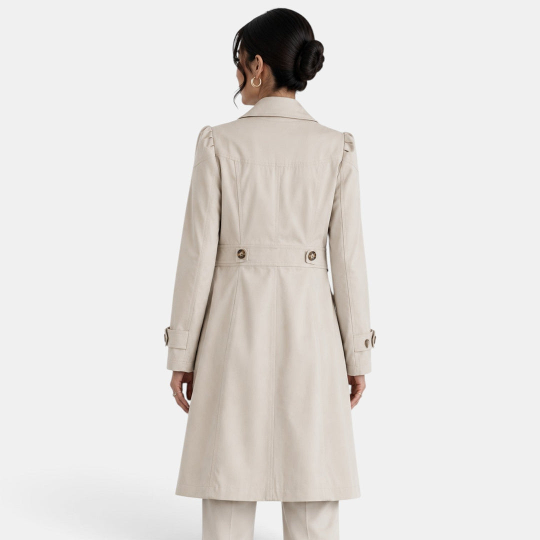 Trench donna con cintura regolabile, capospalla elegante e versatile per la mezzastagione, un classico di moda femminile.