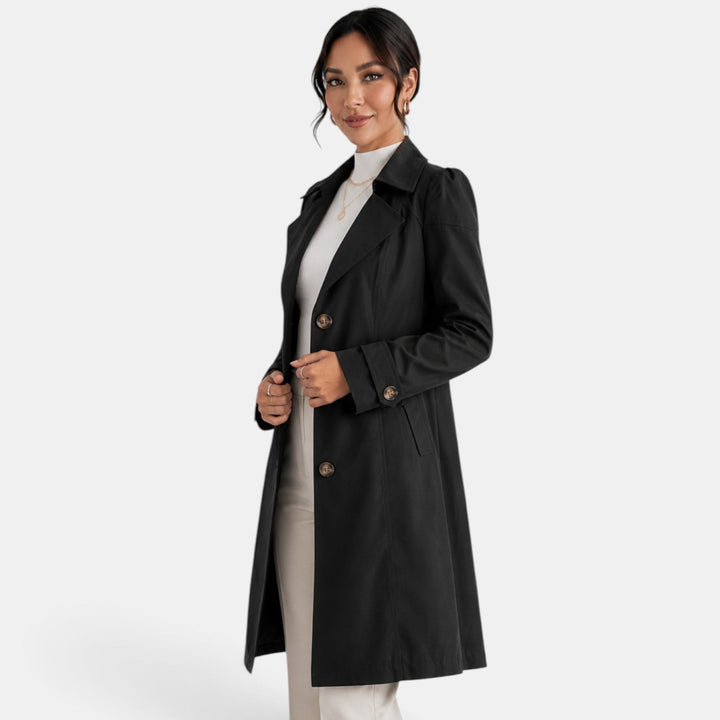 Trench donna elegante per la mezzastagione, capospalla femminile classico con cintura che valorizza la silhouette.