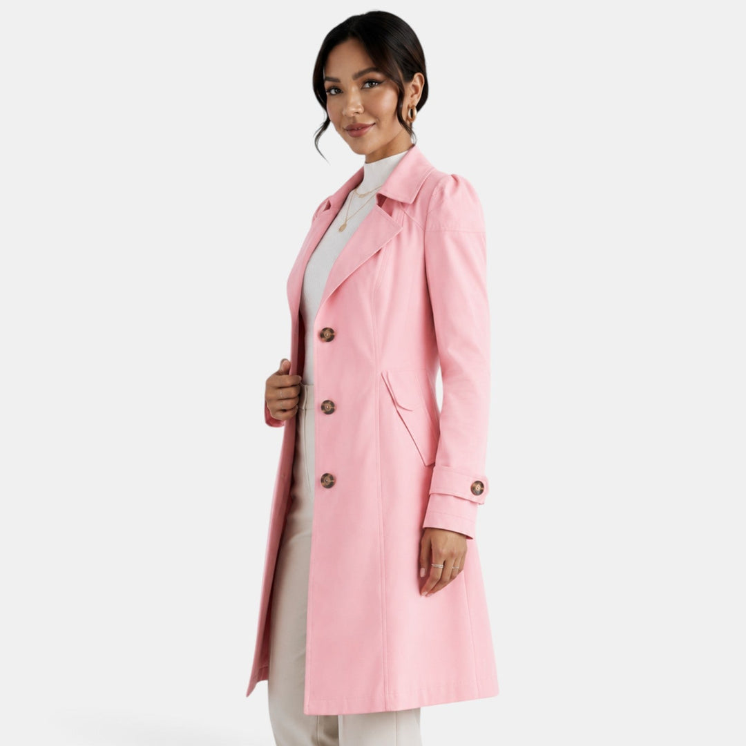 Trench donna, simbolo di eleganza senza tempo. Capospalla classico con cintura, perfetto per un look femminile da ufficio.