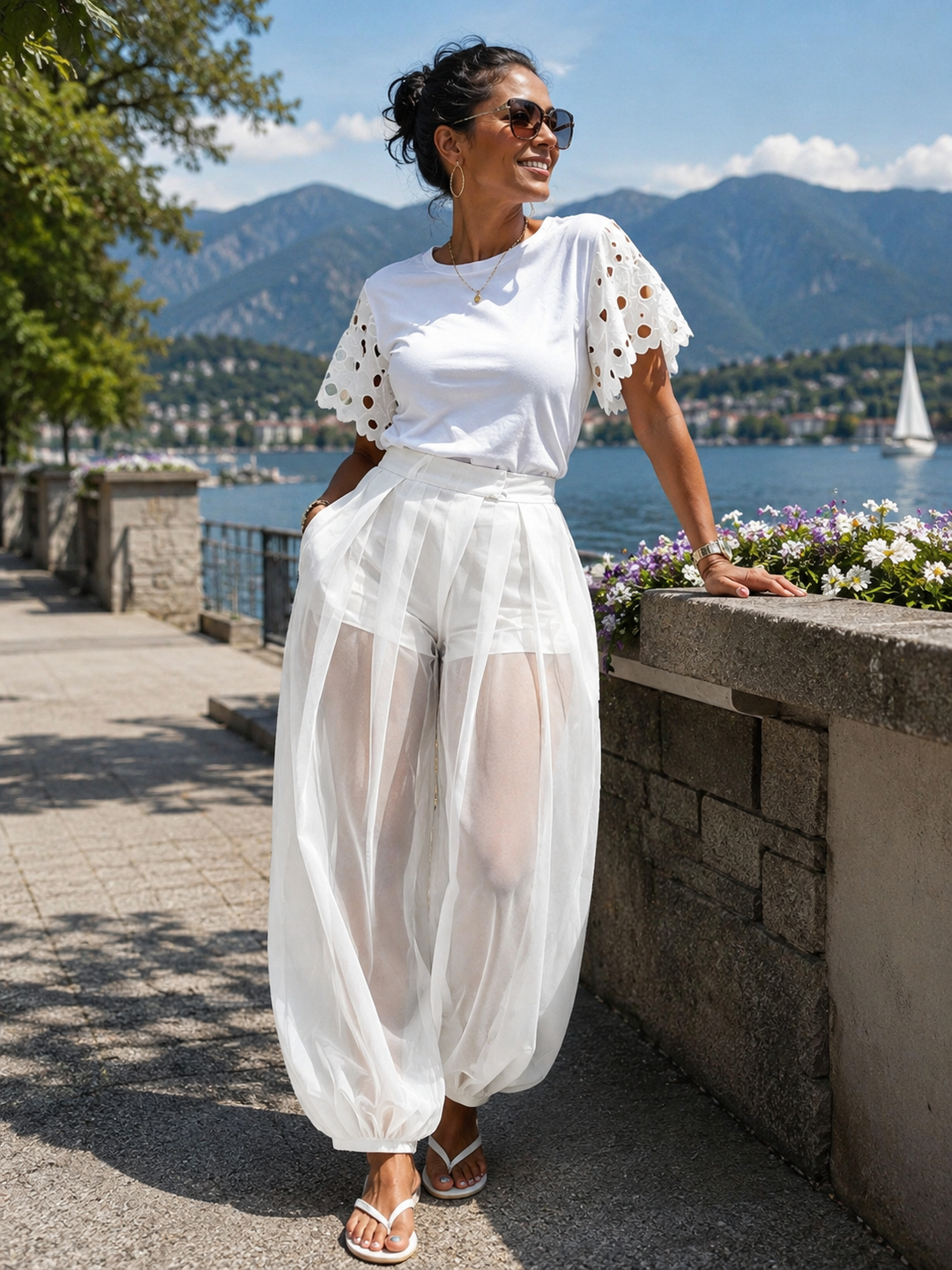 Pantaloni donna neri in rete trasparente con short integrato, vita alta, perfetti per look estivi e festival.