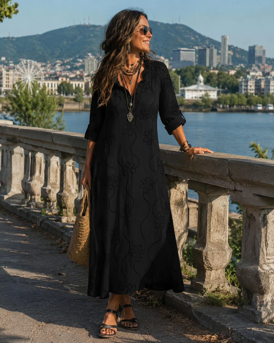 Abito lungo boho donna con ricamo floreale e scollo a V. Vestito estivo casual chic e comodo.