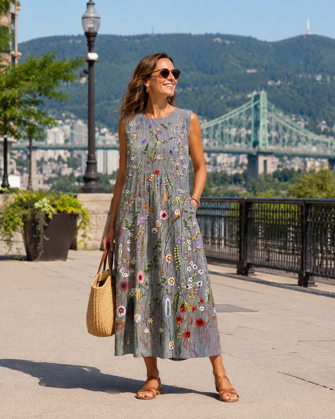Abito midi donna smanicato con delicata stampa botanica floreale, perfetto per primavera/estate.
