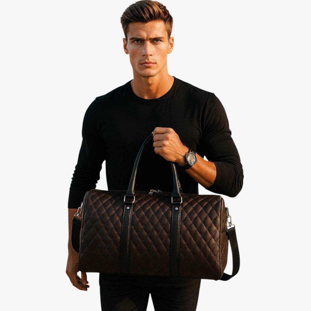 Dettaglio del borsone da viaggio nero trapuntato per uomo, con finiture eleganti e zip.