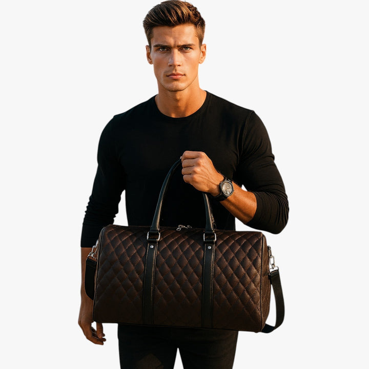 Dettaglio del borsone da viaggio nero trapuntato per uomo, con finiture eleganti e zip.