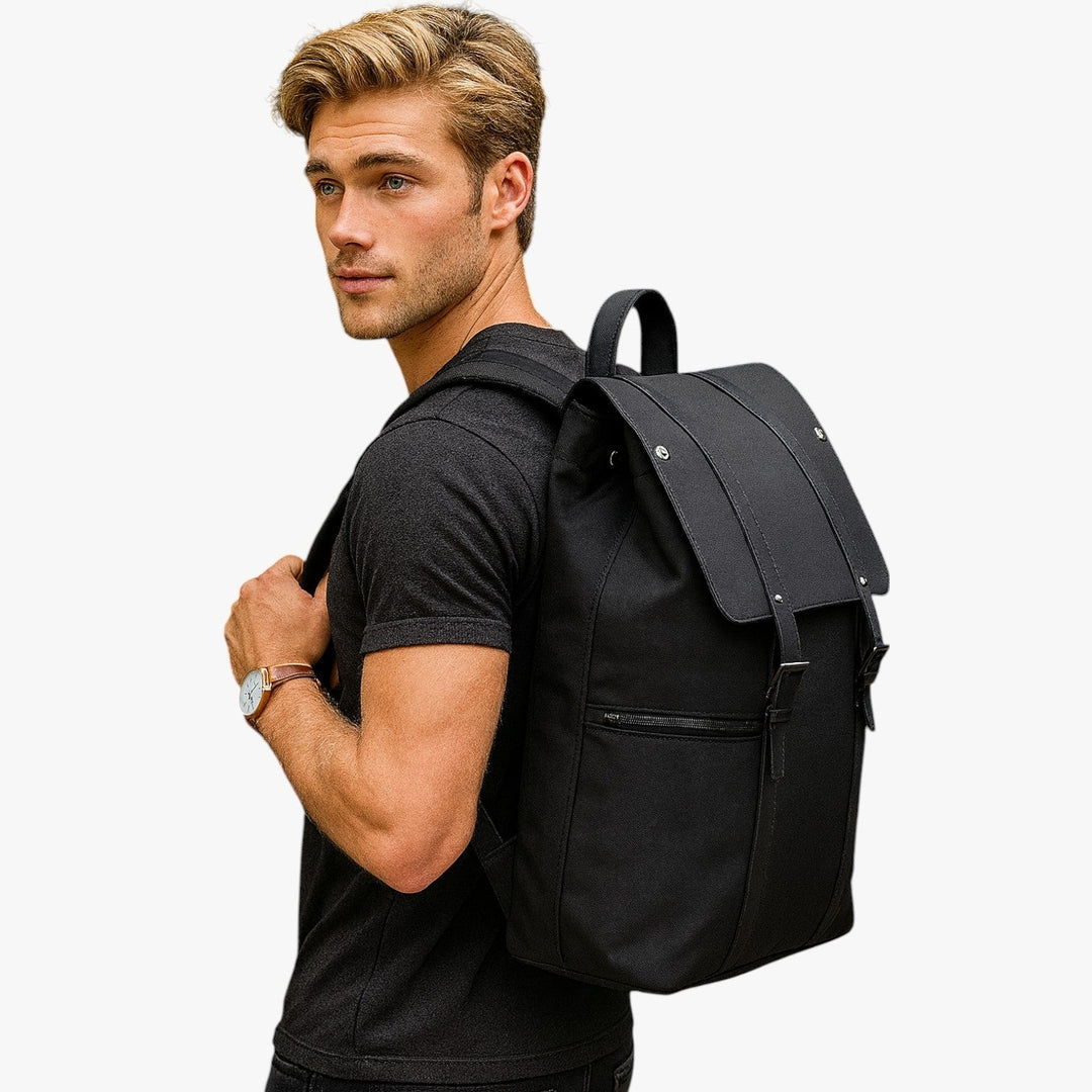 Zaino roll top porta laptop con chiusura sicura, ideale per università e spostamenti quotidiani.