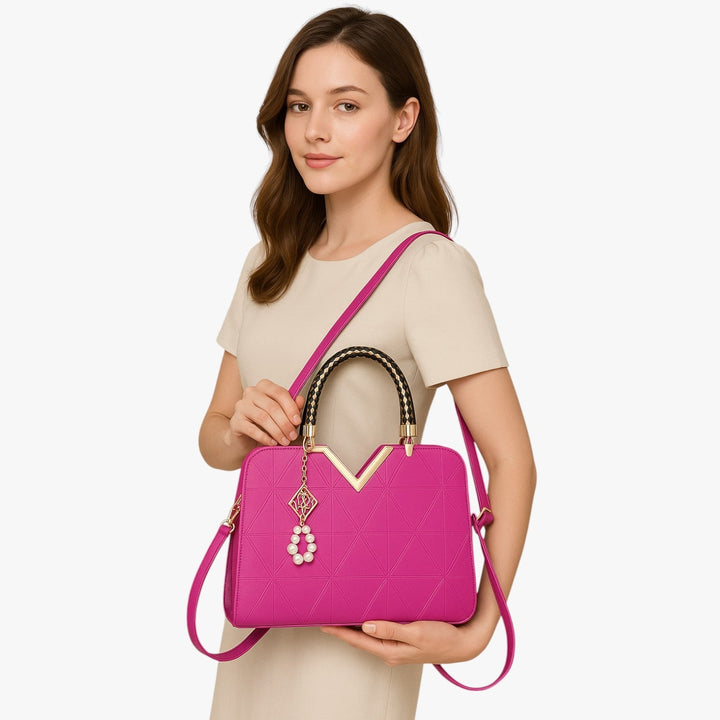 Borsa a mano fashion donna con dettagli gioiello, accessorio chic per un outfit sofisticato.