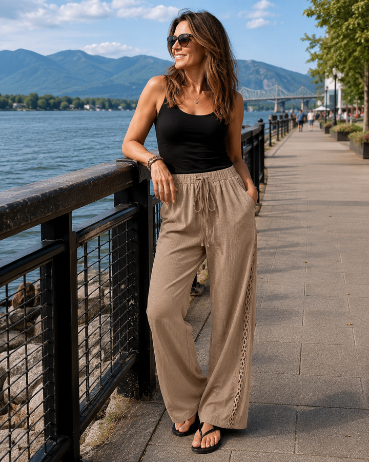 Pantaloni donna bohemien leggeri con pizzo, vita regolabile, perfetti per look casual estivi e vacanze.