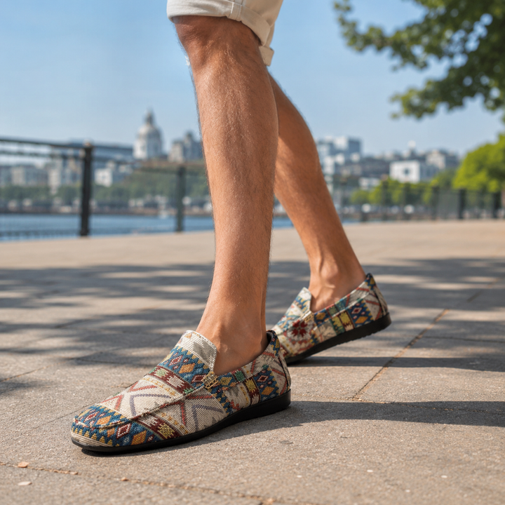 Mocassini uomo casual slip-on beige con disegno etnico. Perfetti per viaggio o tempo libero in primavera.