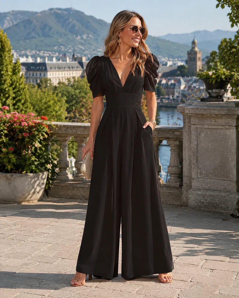 Tuta elegante donna con scollo a V profondo e pantaloni palazzo fluidi, perfetta per cerimonie estive.