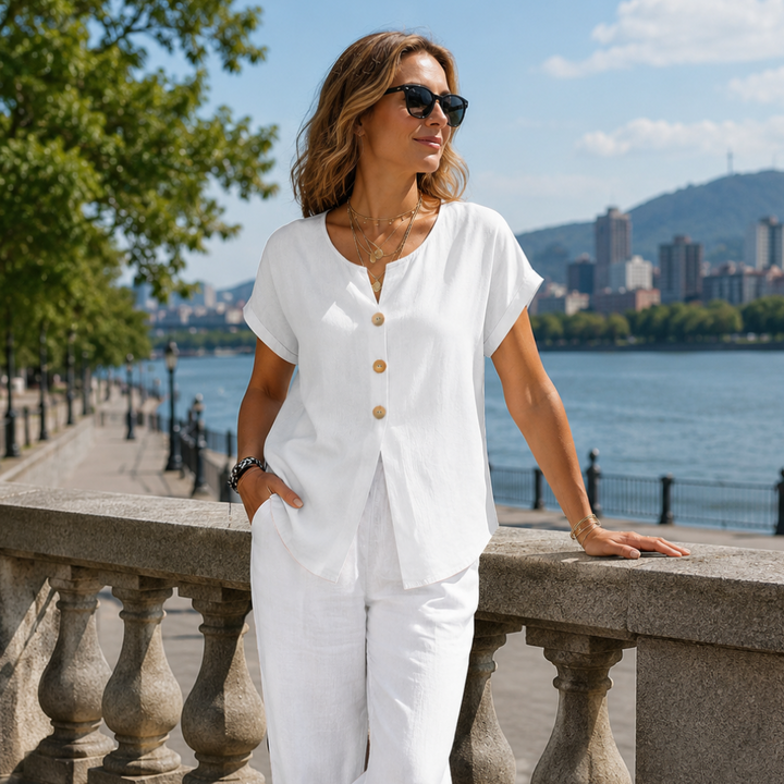 T-shirt donna chic con bottoni decorativi, scollo a V e manica corta; un capo versatile per ogni outfit femminile.
