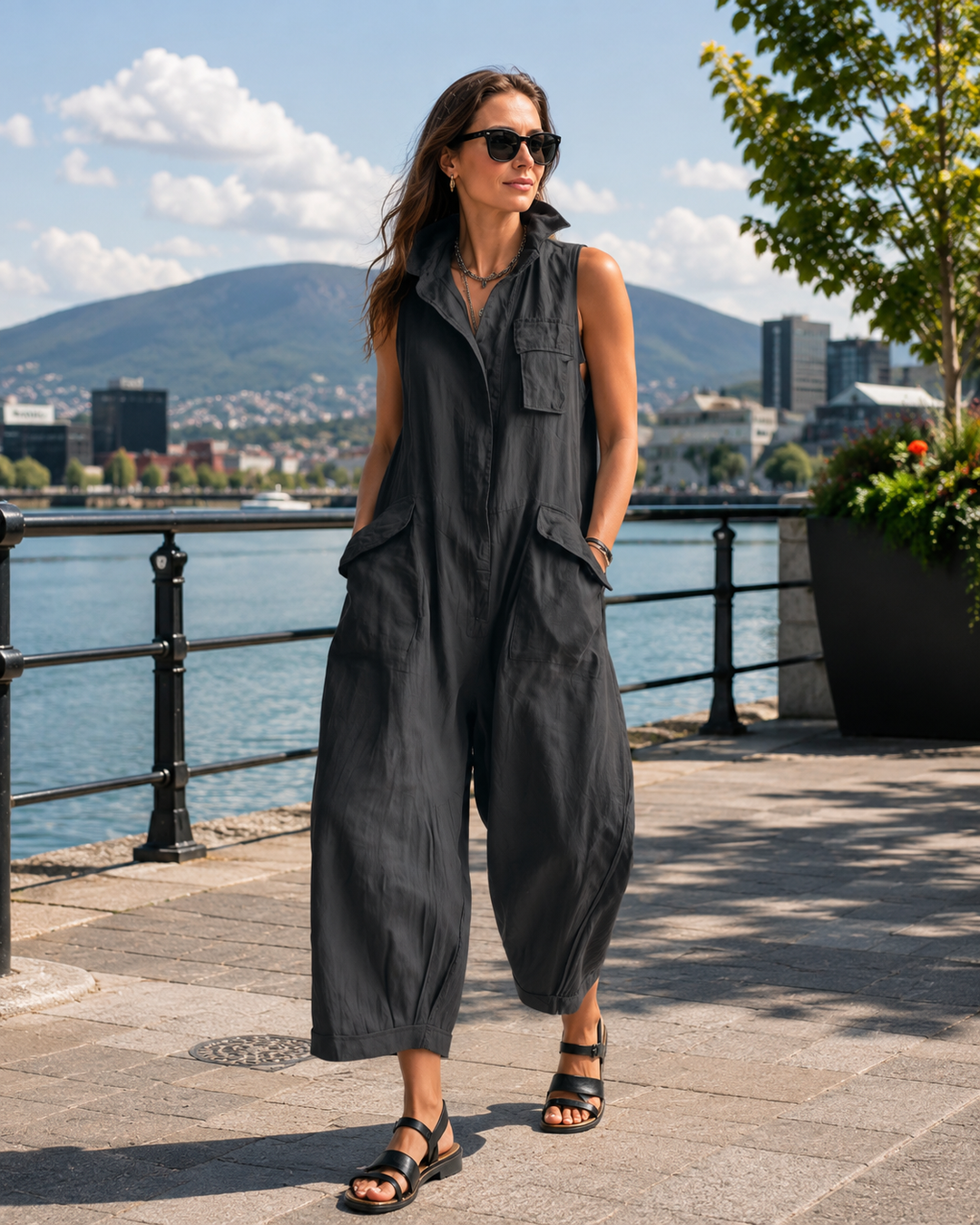 Tuta donna casual oversize senza maniche, ideale per un look estivo quotidiano e versatile, con pratiche tasche utility.