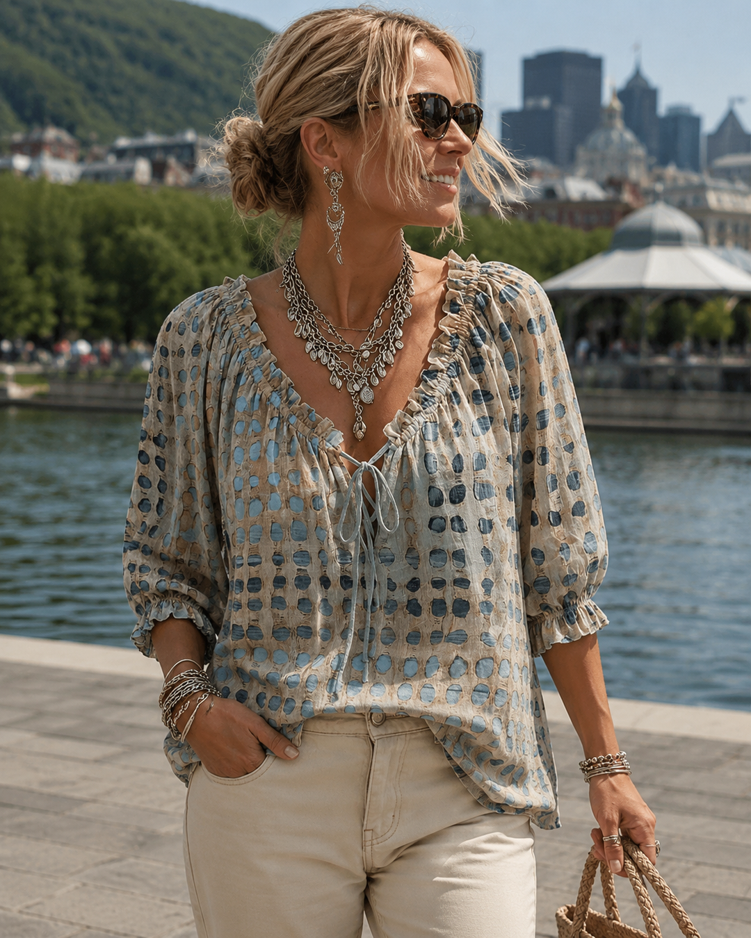 Blusa donna boho a pois, scollo V con laccio, maniche 3/4. Un capo primaverile versatile e chic per il tuo guardaroba.