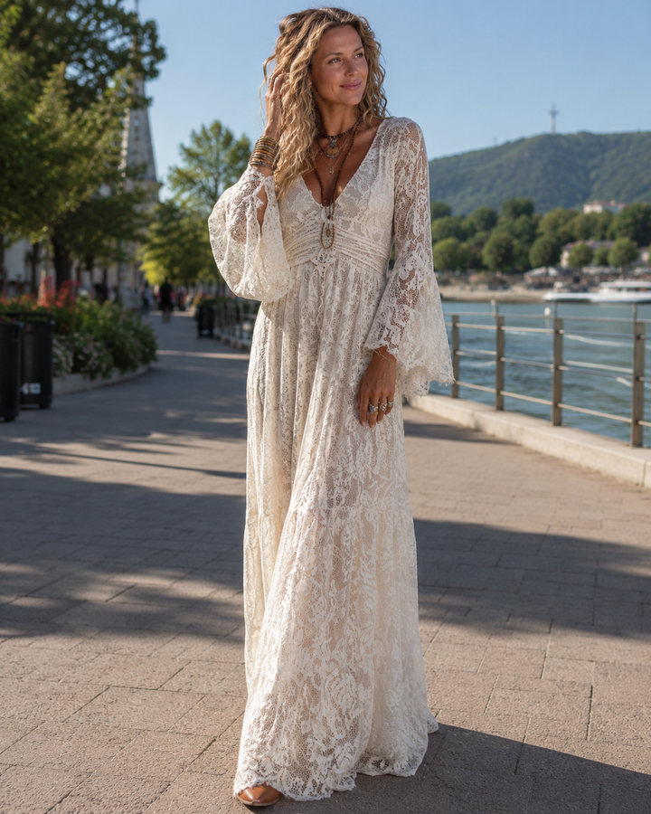 Abito lungo donna vintage in pizzo bianco con maniche svasate, perfetto per look boho chic o cerimonie estive.