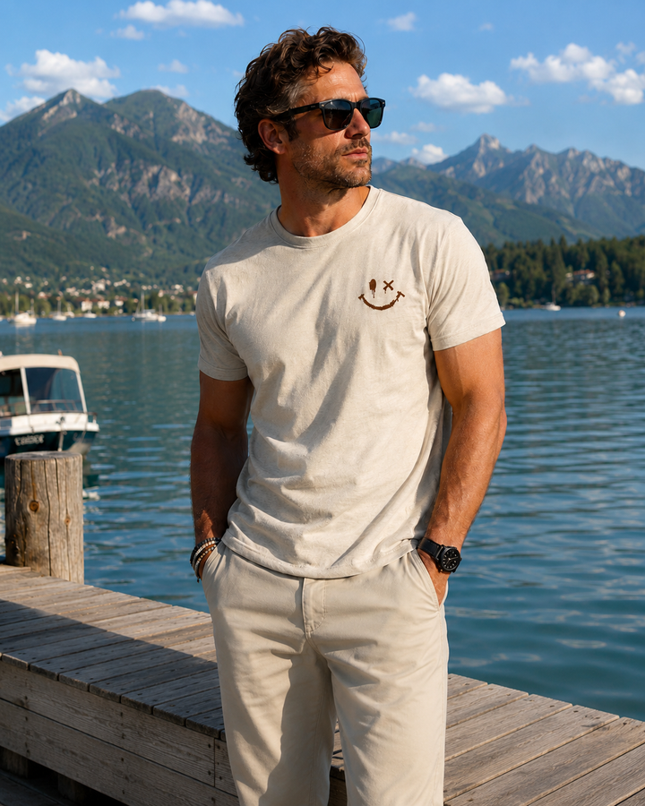 T-shirt uomo estiva con allegra stampa smiley gialla, perfetta per un look casual e rilassato.