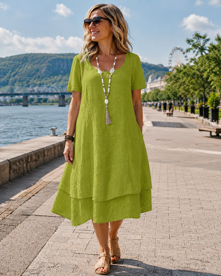 Abito donna ampio e comodo con collo rotondo e maniche corte, perfetto per un look quotidiano estivo.