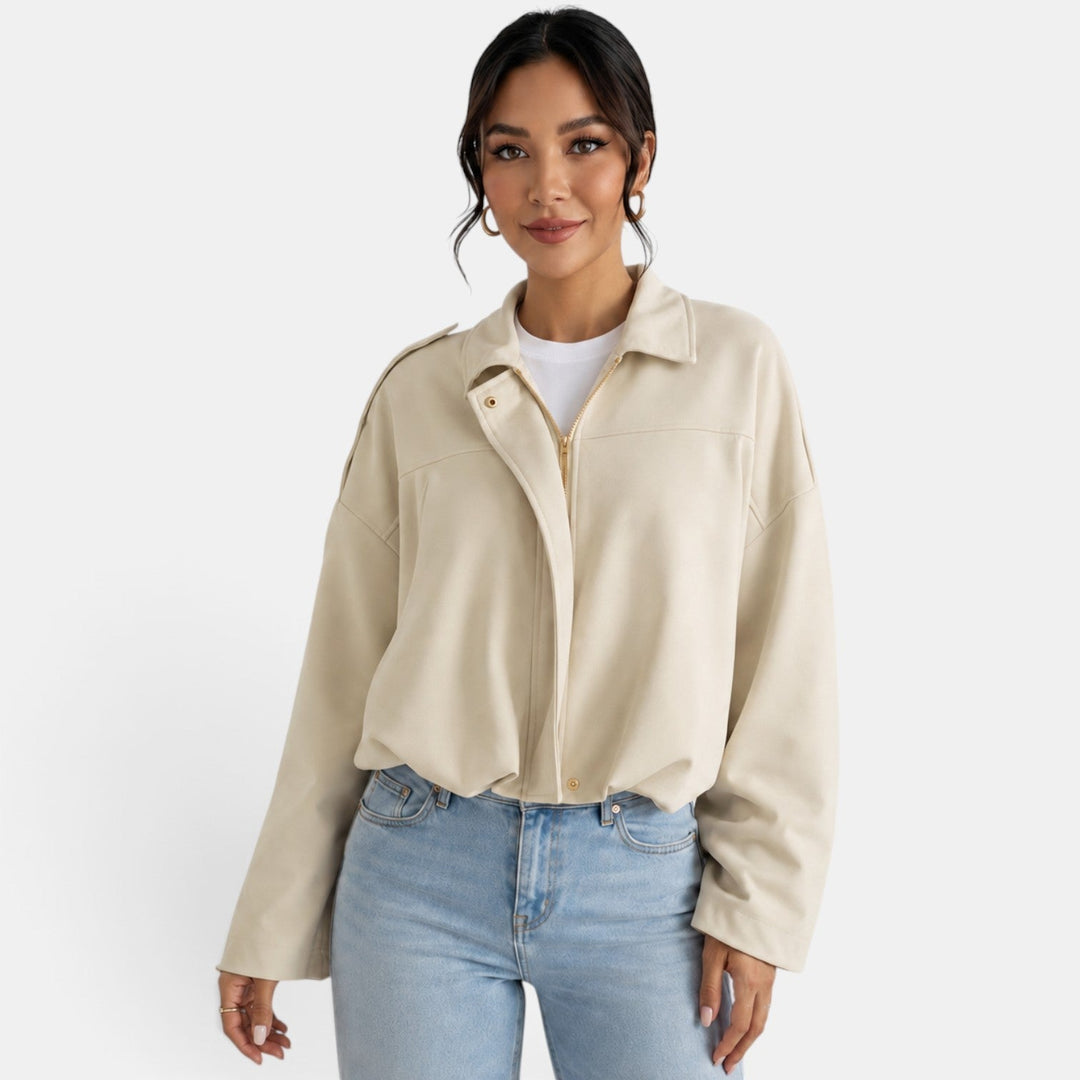 Giacca donna scamosciata autunnale, elegante e morbida, perfetta per un look casual chic di moda.