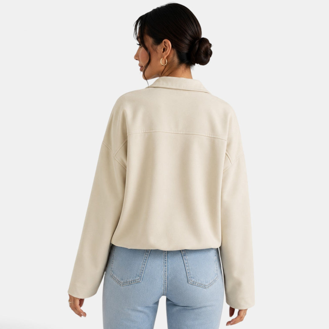 Elegante giacca donna scamosciata, ideale per l'autunno, offre comfort e stile casual chic.