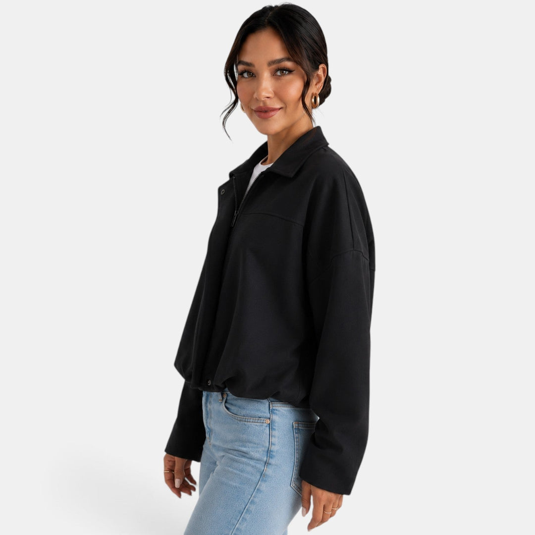 Giacca donna autunnale in camoscio, stile elegante e versatile, un capo essenziale per la moda.