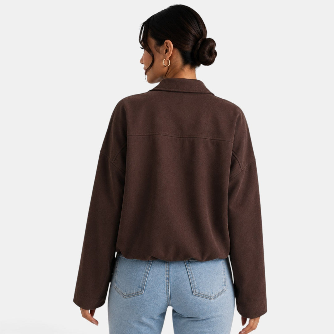 Autunnale giacca donna scamosciata, design raffinato per un look casual chic di tendenza.