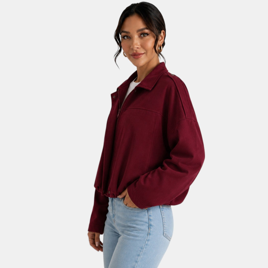 Moda donna autunnale: giacca scamosciata, morbida, elegante e versatile per ogni outfit.