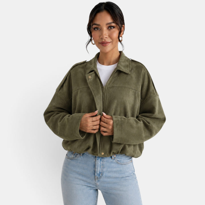 Moda donna: giacca scamosciata autunnale, design raffinato e comfort per le mezze stagioni.