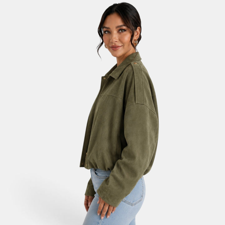Giacca donna in camoscio morbido, autunnale ed elegante, perfetta per outfit casual chic.