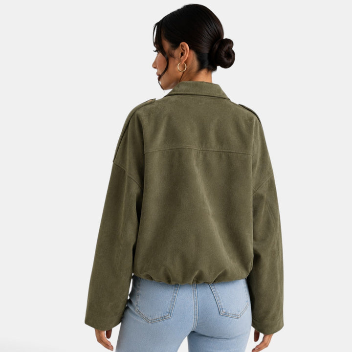 Raffinata giacca autunnale da donna in camoscio, un capo versatile per ogni occasione elegante.
