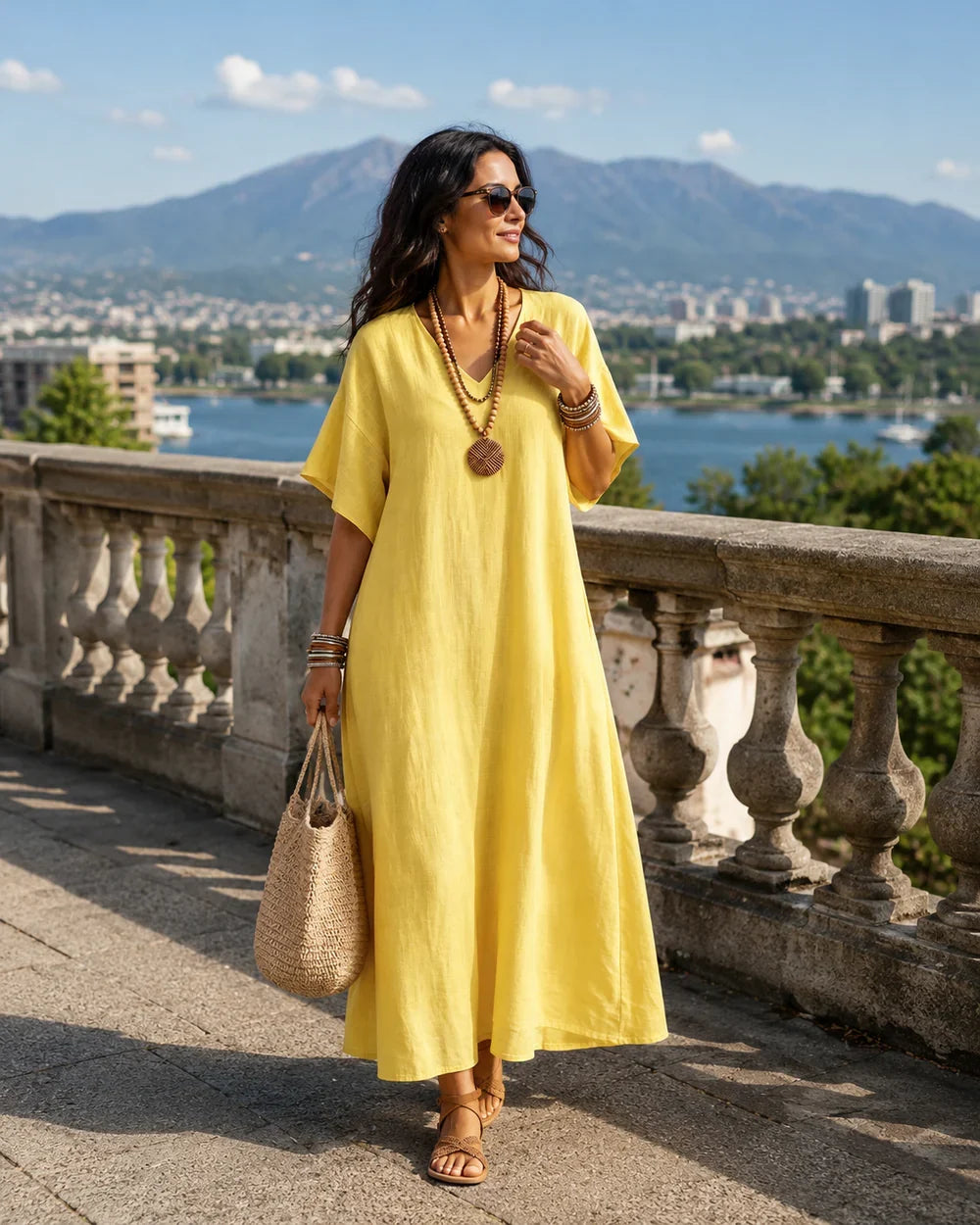Donna che indossa un abito lungo giallo di lino con elegante scollo a V. Un capo fresco ed estivo per la primavera.