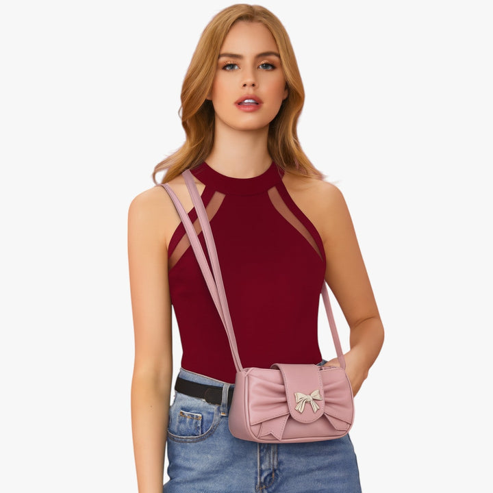 Pochette bianca da donna, accessorio raffinato e compatto, perfetta per cerimonie e viaggi.