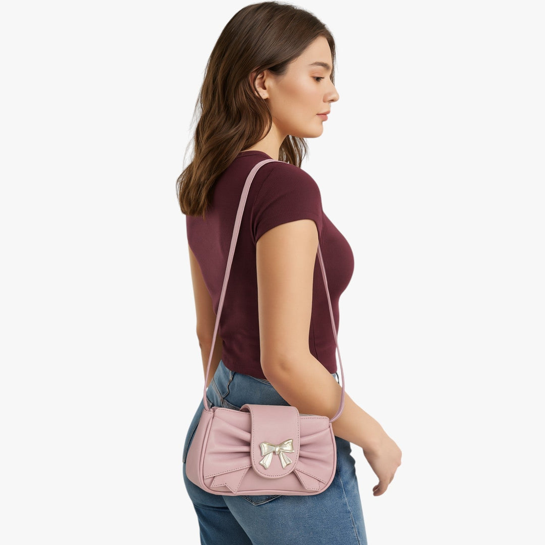 Pochette marrone da donna, versatile e compatta, borsa a mano ideale per look casual-chic.