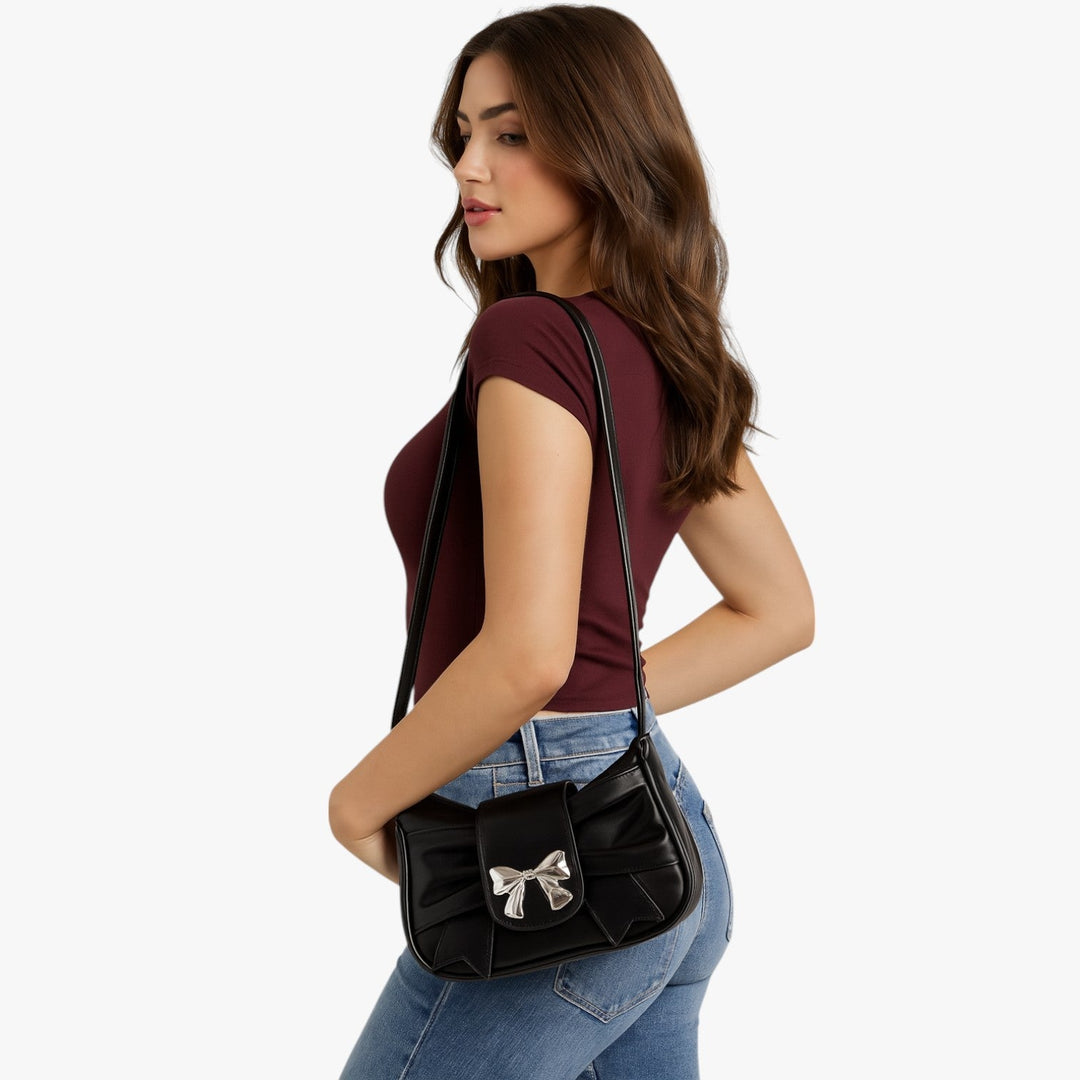 Pochette nera da donna, borsetta a mano elegante e compatta, ideale per serate o uso quotidiano.