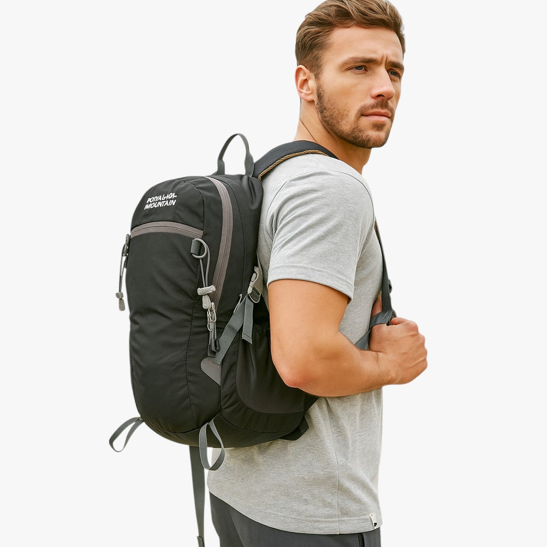 Zaino multiuso uomo per trekking, escursioni e viaggi, con vano laptop sicuro e design sportivo. Molto versatile.