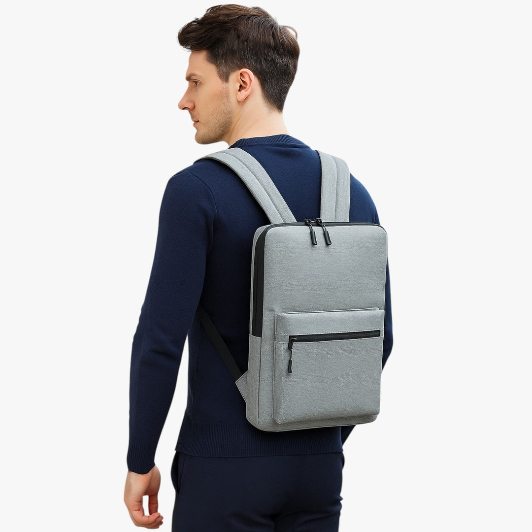 Zaino unisex grigio, design elegante e moderno, porta laptop, ideale per ogni giorno.