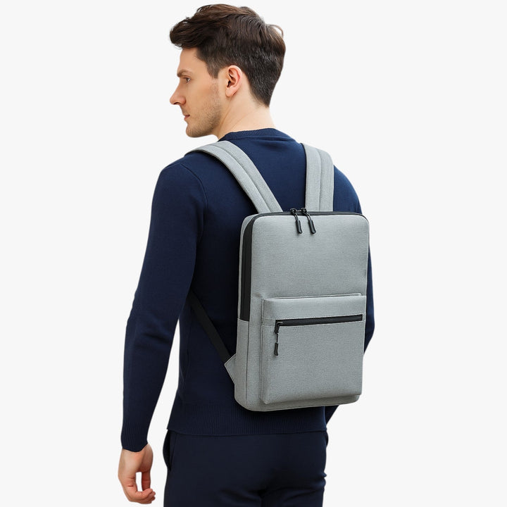 Zaino unisex grigio, design elegante e moderno, porta laptop, ideale per ogni giorno.