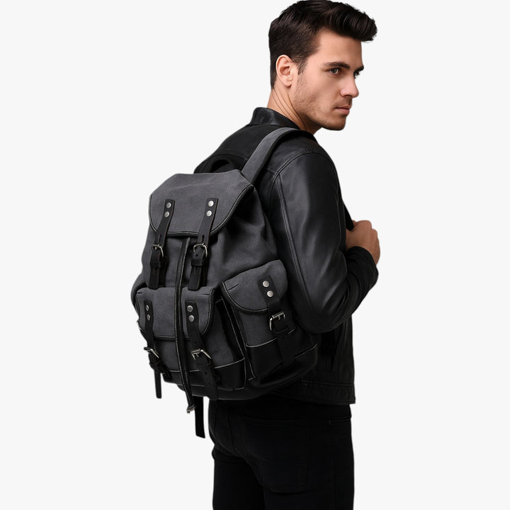 Zaino da trekking uomo robusto, con design sportivo per escursionismo e avventure outdoor.